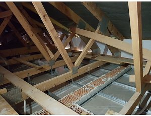 Foukaná izolace na stropní konstrukci